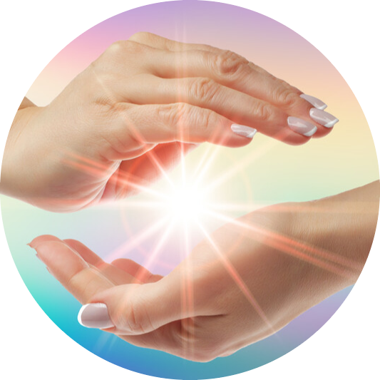 Zwei menschliche Hände formen eine Schale, in deren Mitte ein heller Lichtstrahl erscheint, umgeben von einem sanften, farbigen Hintergrund.
